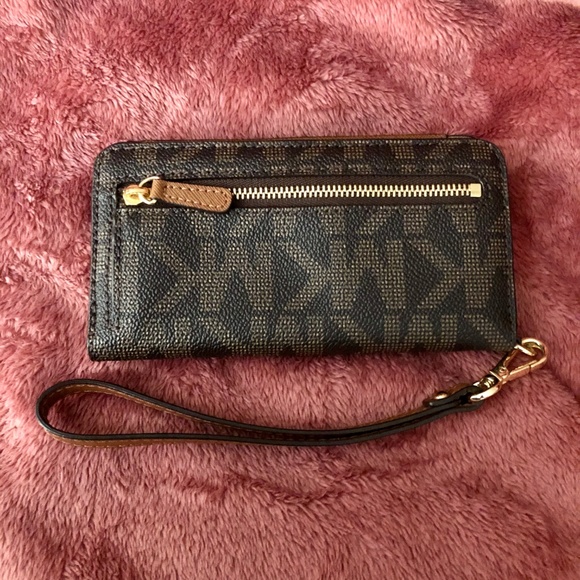 Michael Kors Jet Set Travel Slim Tech Wristlet - Picture 4 of 5